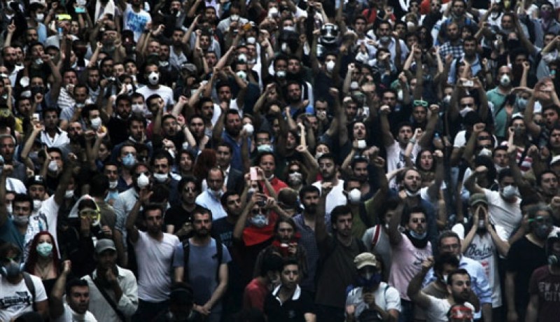 الاف المتظاهرين يعودون الى ساحة تقسيم في اسطنبول