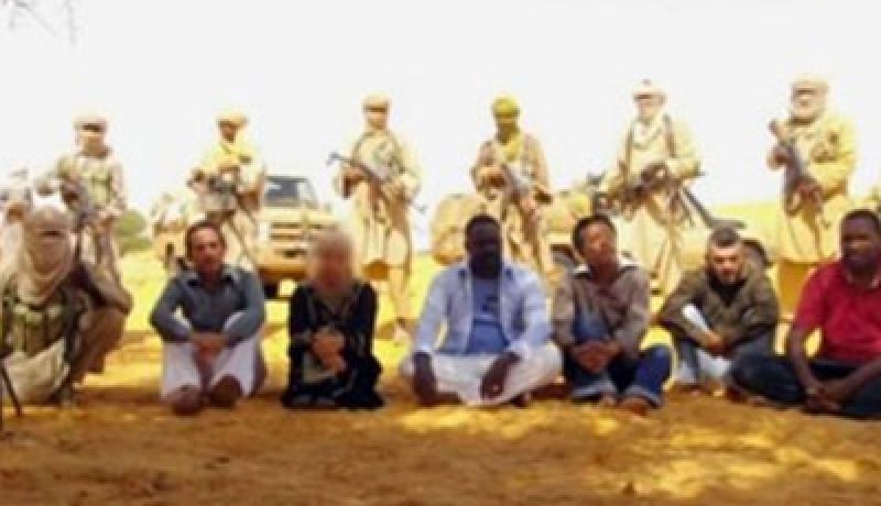 القاعدة تحمل باريس مسؤولية عدم التفاوض للافراج عن رهائن فرنسيين