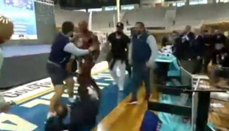بالفيديو .. لاعب كمال أجسام يعتدي على لجنة التحكيم