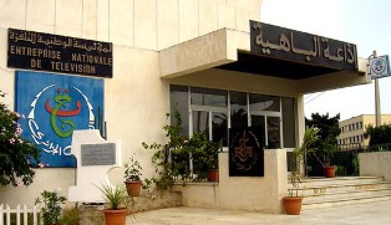 منشط إذاعي و شواذ جنسيا يحولون محلا للحلاقة إلى وكر للدعارة