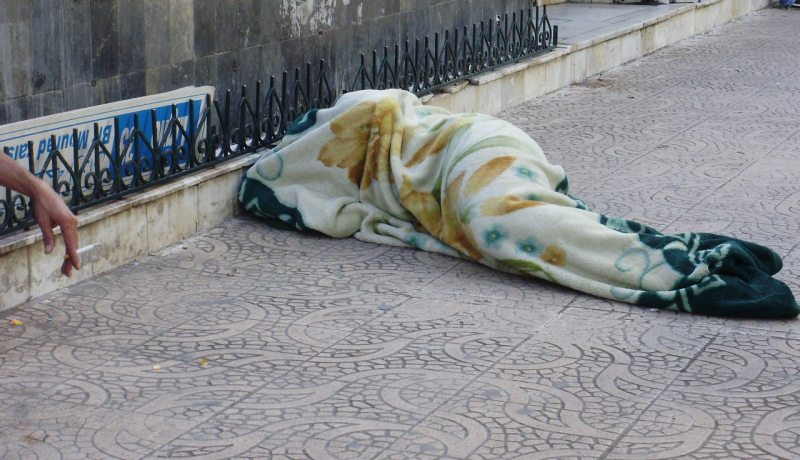 مشرد يحرق كوابل الإنترنت للتدفئة في باب الزوار!