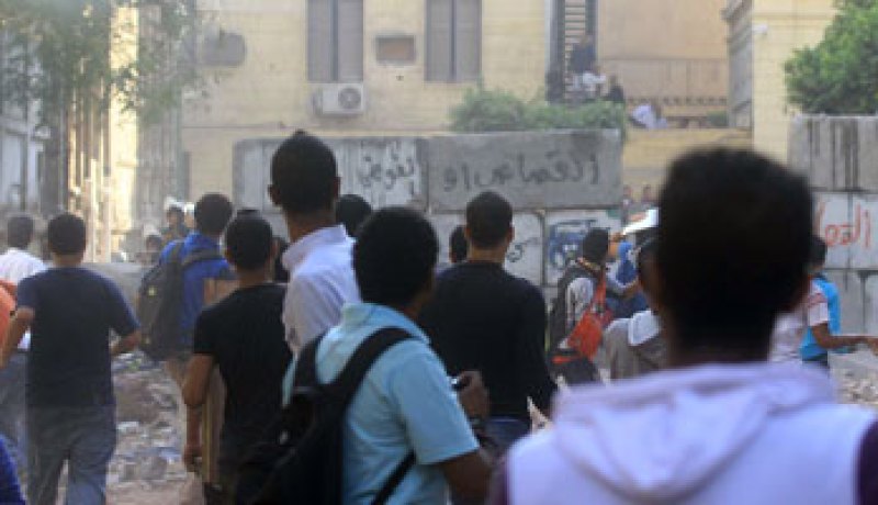 مسيرة بقيادة كمال خليل لإسقاط مرسى وسط اشتباكات محمد محمود