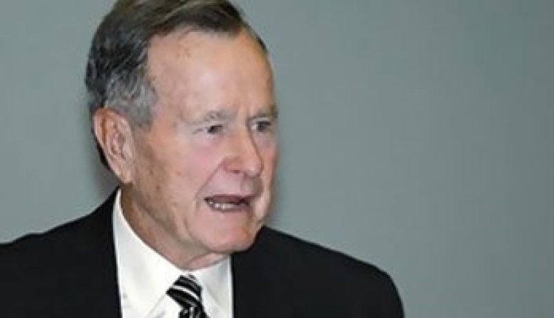 نقل بوش الأب إلى المستشفى بسبب التهاب فى الشعب الهوائية