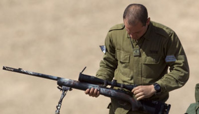 قناصة إسرائيليون يصيبون فلسطينيين بالضفة الغربية