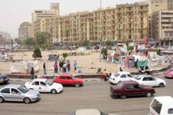 توافد العشرات بالتحرير فى جمعة “حقن الدماء” وغياب الإخوان عن المشهد