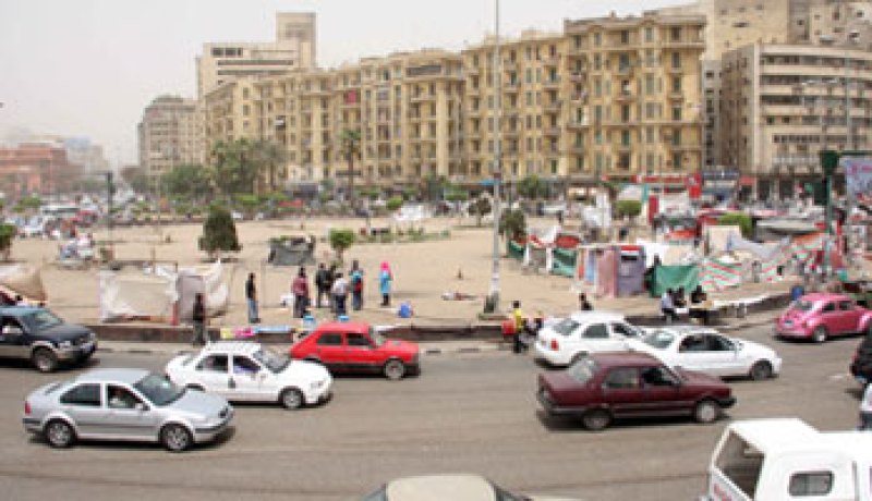 توافد العشرات بالتحرير فى جمعة “حقن الدماء” وغياب الإخوان عن المشهد
