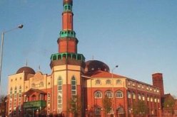 الأذان يرفع قريبًا من أول مئذنة بالسويد