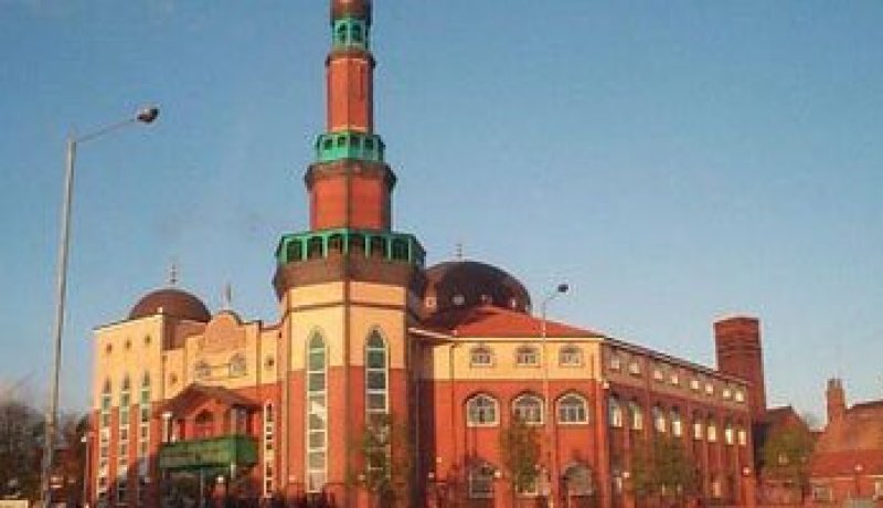 الأذان يرفع قريبًا من أول مئذنة بالسويد