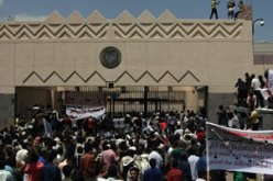 السفارة الأمريكية بصنعاء توقف أعمالها القنصلية مع تصاعد الاحتجاجات