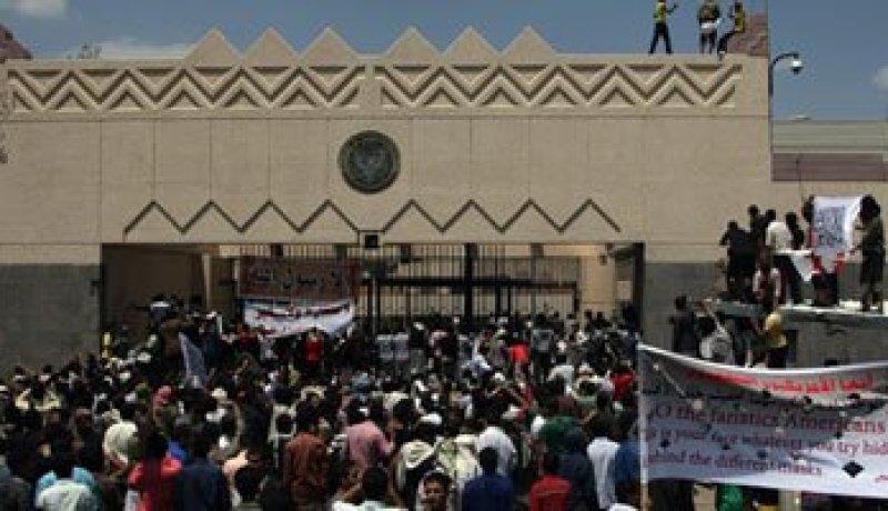 السفارة الأمريكية بصنعاء توقف أعمالها القنصلية مع تصاعد الاحتجاجات