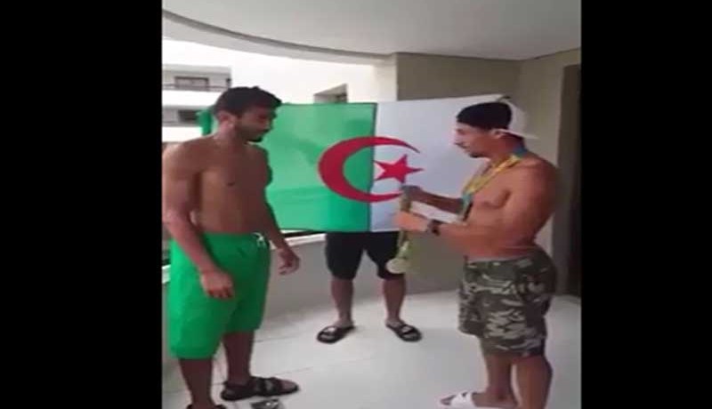 بالفيديو.. توفيق مخلوفي يمنح إحدى ميدالياته للعربي بورعدة تحت أنغام نشيد قسما