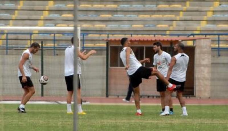 الإبتسامة عادت من جديد، التركيز يطبع الأجواء ولا حديث إلا عن التأهل