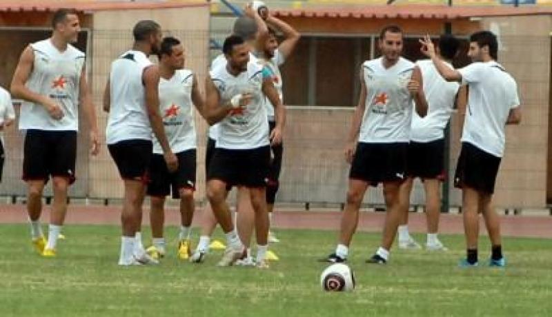 بلحاج، يبدة، بوڤرة وعنتر يحيى لا يغادرون غرفة زياني.. “البلاي ستايشن” حاضرة في غرفة زاوي ومنصوري وبزاز منعزلان