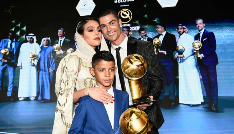 “رونالدو” يفوز بجائزة “غلوب سوكر” لأفضل لاعب في العالم !