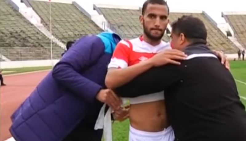 بالفيديو.. شنيحي يتعرض لتدخل خطير يكسر أحد أضلاعه