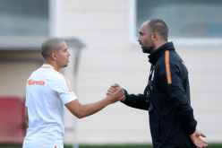 فيغولي يساند مدربه السابق ويلوم زملائه