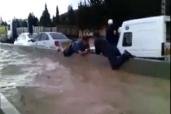 شاهد كيف تحول الطريق السريع بباتنة إلى واد جارف