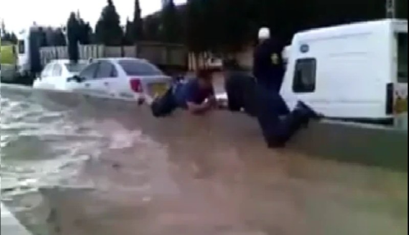 شاهد كيف تحول الطريق السريع بباتنة إلى واد جارف