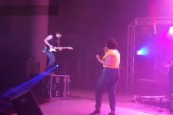 بالفيديو سقوط مثير لطلبة ثانويين أثناء الرقص