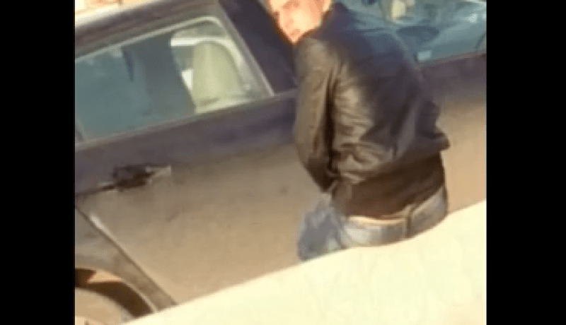 بالفيديو… لص يسطو على سيارة في وسط الشارع بوضح النهار بالعاصمة