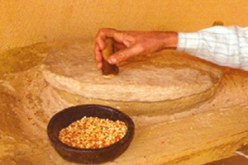 التحضير له في الجنوب يختلف عن العاصمة…العائلات الصحراوية في سباق مع الزمن لاستقبال رمضان من خلال طحن القمح