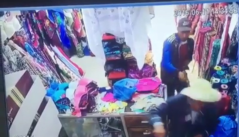 كاميرا مراقبة تصور اعتداء لص على تاجر على طريقة فيلم  «سكريم» بتبسة