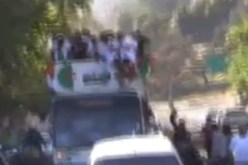 لاعبو ملودية الجزائر يحتفلون مع أنصار الفريق عبر شوارع العاصمة