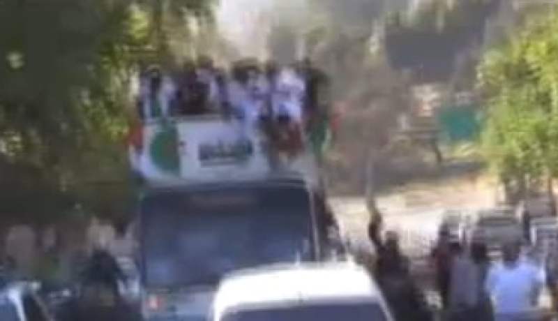 لاعبو ملودية الجزائر يحتفلون مع أنصار الفريق عبر شوارع العاصمة