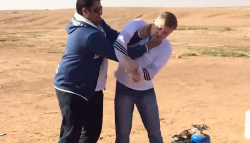 بالفيديو مدرب كاراتيه بريطاني يتحدى شاب لكن النتيجة لم تكن متوقعة