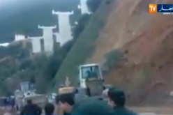 بالفيديو..إنهيار صخري يغلق الطريق الوطني رقم 1 بالمدية