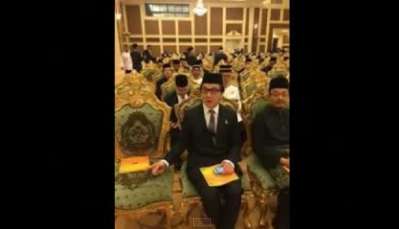 بالفيديو الممثل الشهير جاكي شان ينطق الشهادتين و يعتنق الاسلام