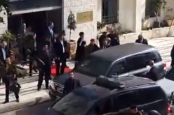 بالفيديو رشق وزير خارجية كندا بالبيض في فلسطين