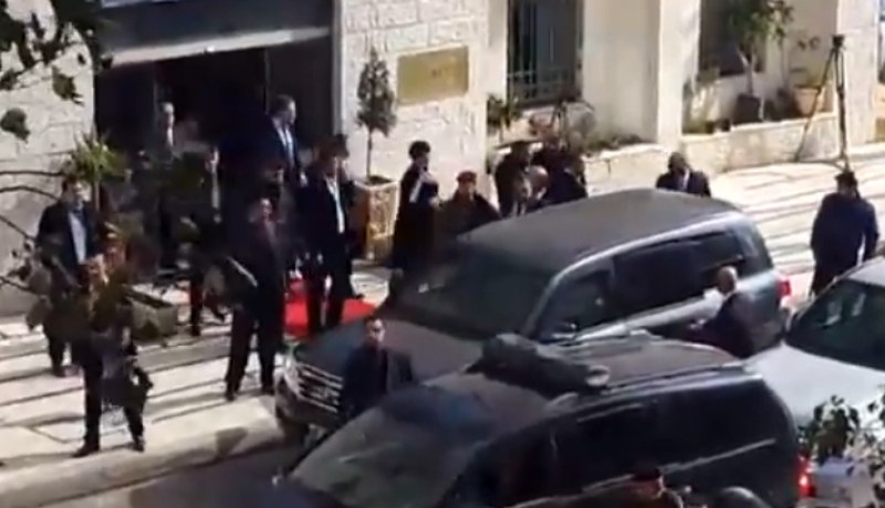 بالفيديو رشق وزير خارجية كندا بالبيض في فلسطين