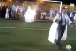 بالفيديو عريس يسجل ضربة جزاء على العروس في حفل زفافهما في تبسة