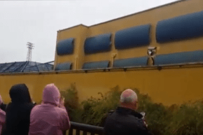 بالفيديو.. إسبانييون يتظاهرون أمام مركز للمهاجرين للمطالبة بإطلاق سراحهم