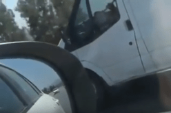 بالفيديو.. متهور يعزف على المزمار أثناء قيادته للسيارة