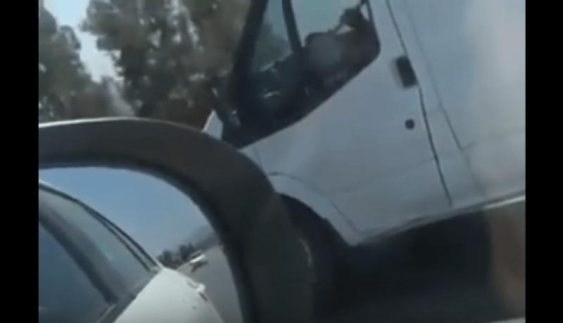 بالفيديو.. متهور يعزف على المزمار أثناء قيادته للسيارة