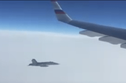بالفيديو… مقاتلة تقترب بشكل خطير من طائرة تقل وفد روسي