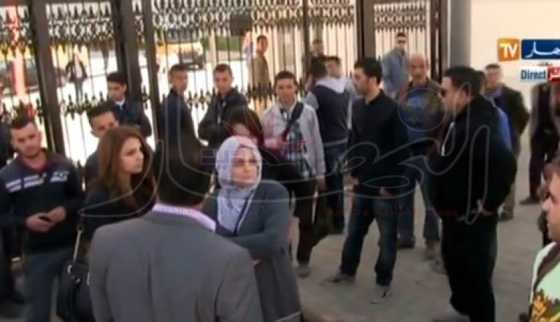 بالفيديو احتجاج طلبة المدرسة الوطنية للادارة بعد اقصائهم من الامتحان