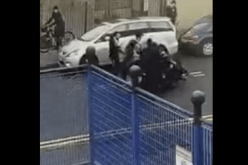 بالفيديو… صهاينة يبرحون شرطيا بريطانيا ضربا بسبب تحريره لمخالفة مرورية لصديقهم