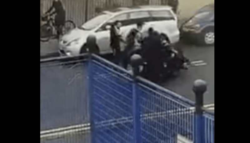 بالفيديو… صهاينة يبرحون شرطيا بريطانيا ضربا بسبب تحريره لمخالفة مرورية لصديقهم