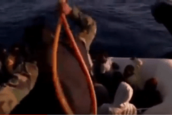 بالفيديو.. مهاجرون أفارقة يتعرضون للجلد على يد خفر السواحل الليبية