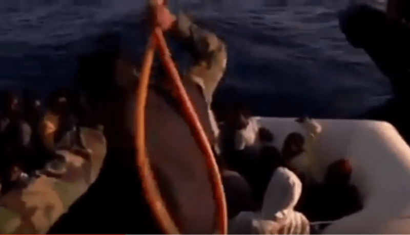 بالفيديو.. مهاجرون أفارقة يتعرضون للجلد على يد خفر السواحل الليبية