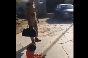 بالفيديو.. طفلة صغيرة تحاول منع والدها من المشاركة في معركة الموصل