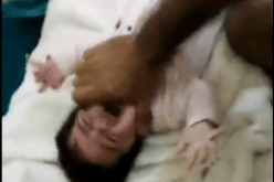 بالفيديو… وحش بشري يعذب ابنته الصغيرة