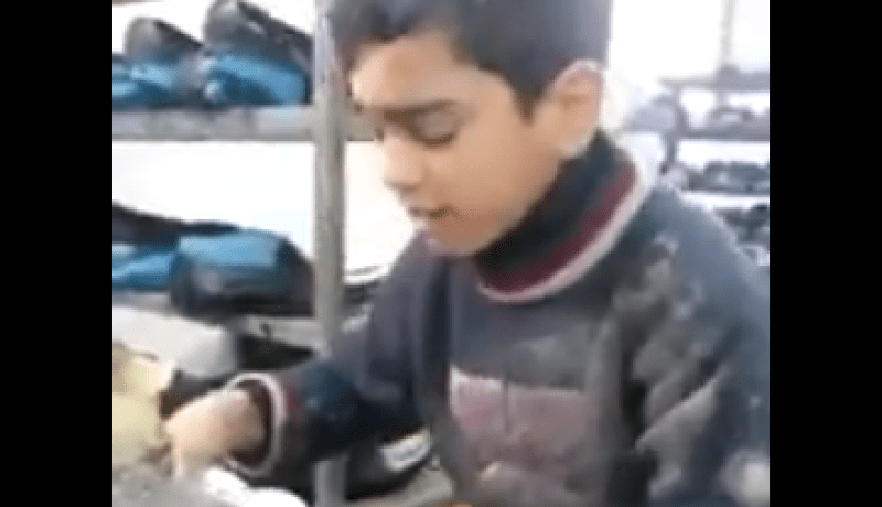 بالفيديو.. طفل إسكافي يتلو آيات قرآنية بصوت جميل