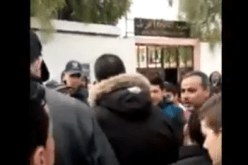 بالفيديو.. مواطن “يبهدل” رئيس دائرة عين كرشة بأم البواقي