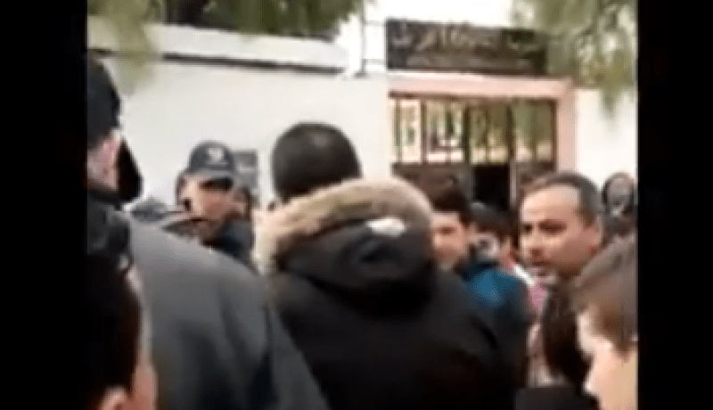 بالفيديو.. مواطن “يبهدل” رئيس دائرة عين كرشة بأم البواقي