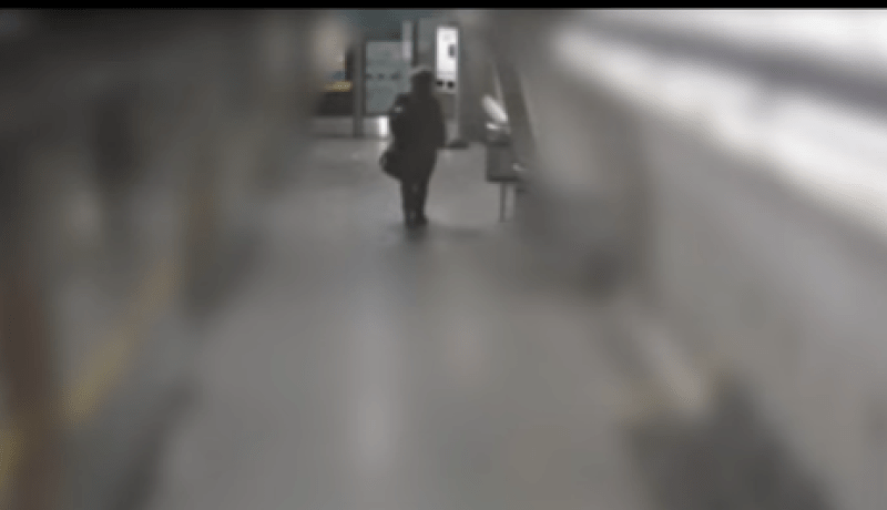 بالفيديو .. لحظة وضع قنبلة داخل مترو في لندن