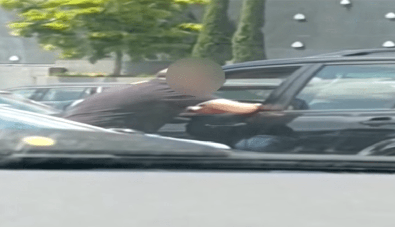 بالفيديو رجل يبرح زوجته ضربا وسط الشارع